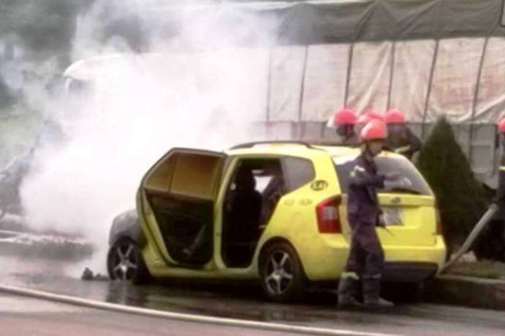 Taxi boc chay khi dang chay, tai xe dap cua thoat than hinh anh