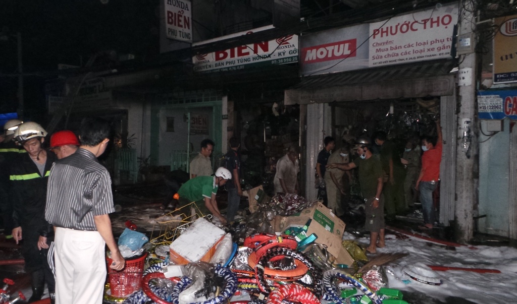 Chay lon 2 cua hang phu tung xe may o Sai Gon hinh anh