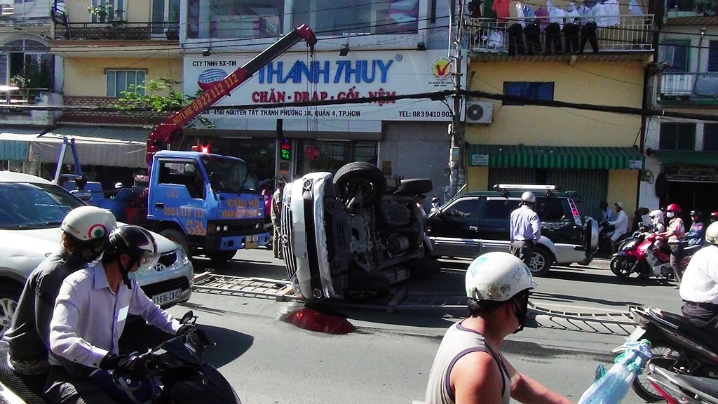 Vụ tai nạn xảy ra lúc 8h ngày 7/11 trên đường Nguyễn Tất Thành, phường 18, quận 4, TP.HCM.