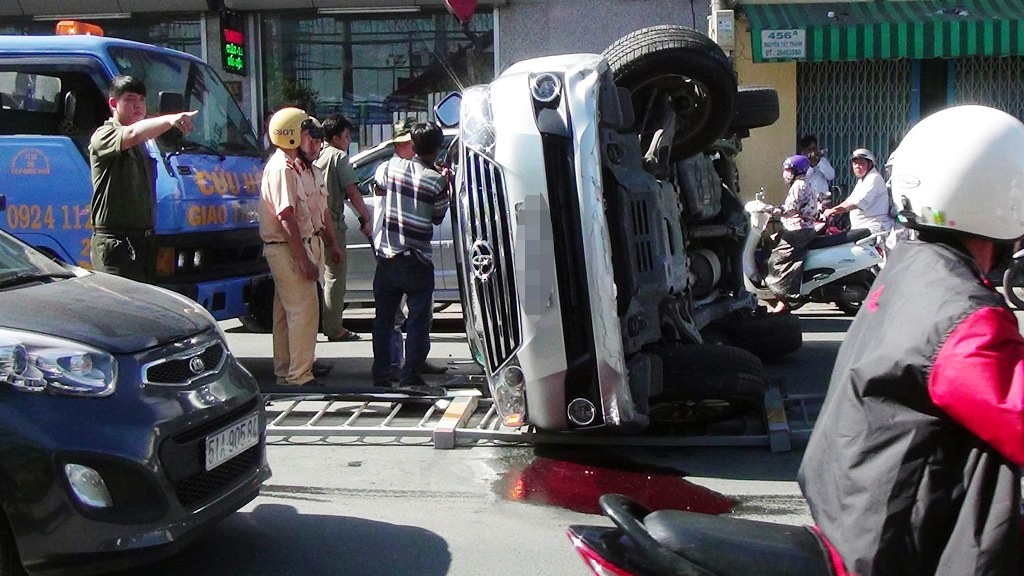 Để tránh tai nạn, tài xế Hưng đánh lái gấp qua trái khiến xe mất lái tông ngã hàng chục mét dải phân cách bằng kim loại rồi lật nhào giữa đường.