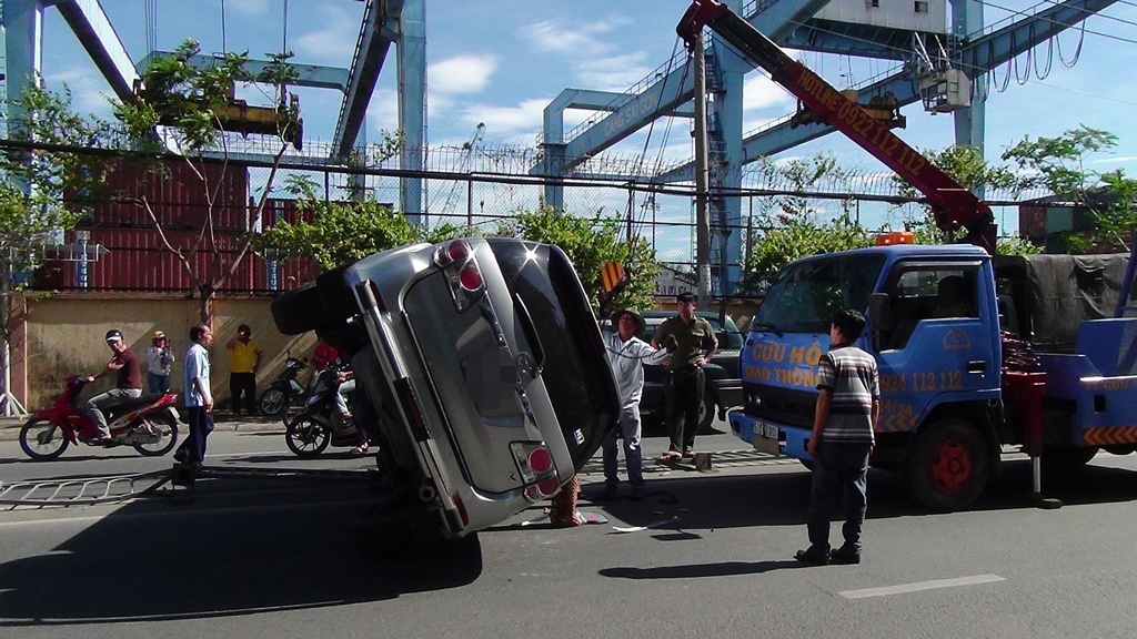 Tài xế Hưng và người phụ nữ may mắn chỉ bị xây xát nhẹ. Giao thông trên đường Nguyễn Tất Thành ùn tắc nghiêm trọng. Một xe cứu hộ đã đến hiện trường di dời chiếc ôtô gặp nạn bất ngờ.