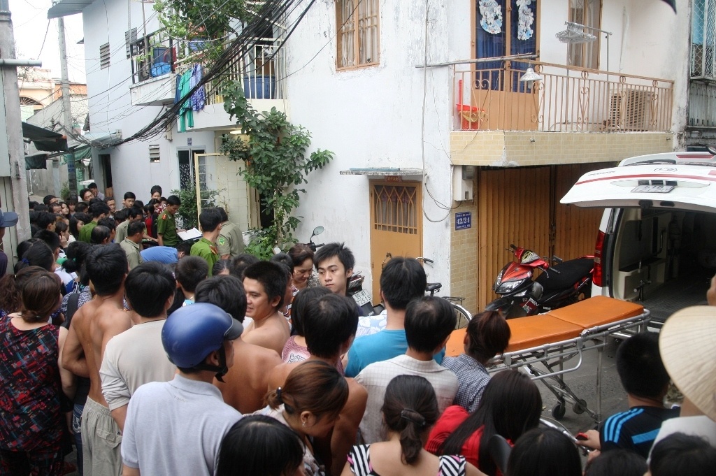 Nguoi phu nu tat tho ben canh o banh my va chai nuoc ngot hinh anh