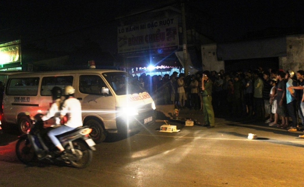 Hiện trường vụ tai nạn khiến ông Hoà tử vong, các ôtô liên quan đã bỏ trốn.