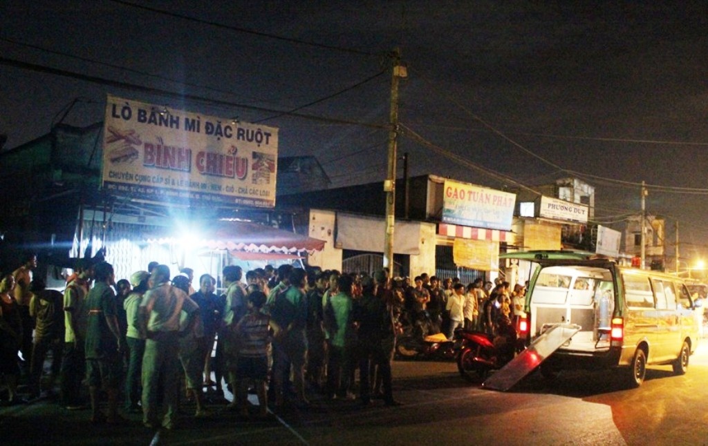 Hàng trăm người dân tập trung theo dõi vụ việc.