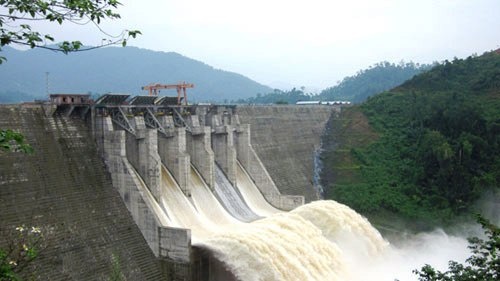 Lat xuong tren ho, 2 can bo truy bat lam tac mat tich hinh anh