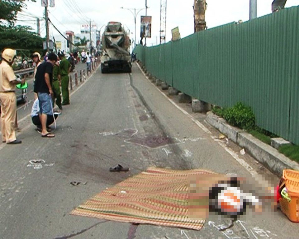 Hiện trường xe trộn bê tông cán chết sản phụ Nguyễn Thị Kim Ngọc.