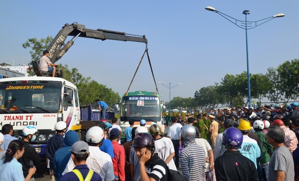 Đến hơn 9h cùng ngày, một xe cứu hộ được điều đến hiện trường, nâng xe buýt lên để đưa thi thể nạn nhân ra ngoài. Tình trạng giao thông sau đó trở lại ổn định.