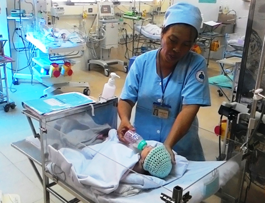 Bo truong Y te khen bac si cuu be so sinh vang khoi bung me hinh anh