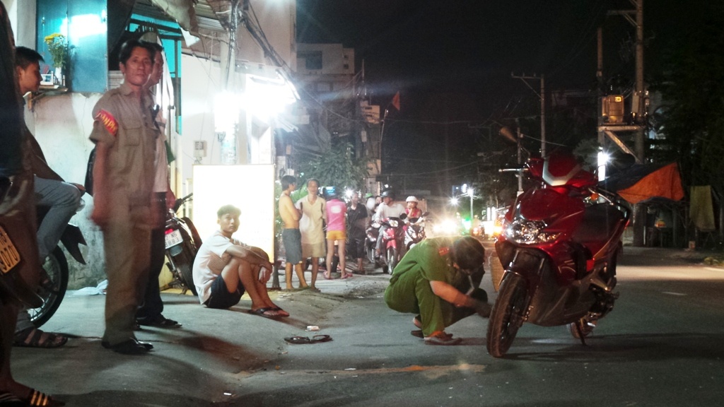 Công an quận Bình Tân khám nghiệm hiện trường, điều tra vụ cướp.