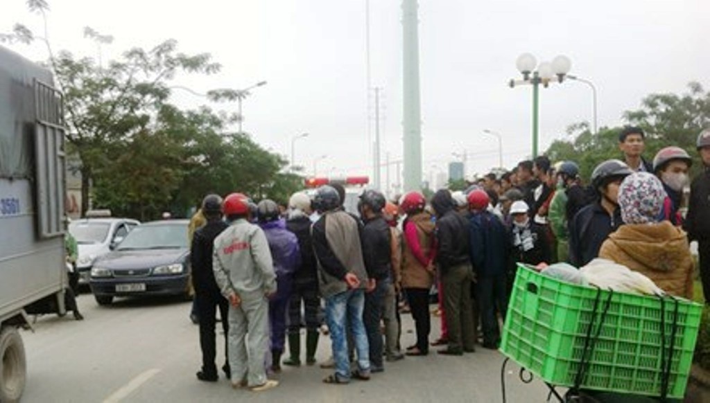 Phat hien nguoi dan ong nam chet giua duong hinh anh