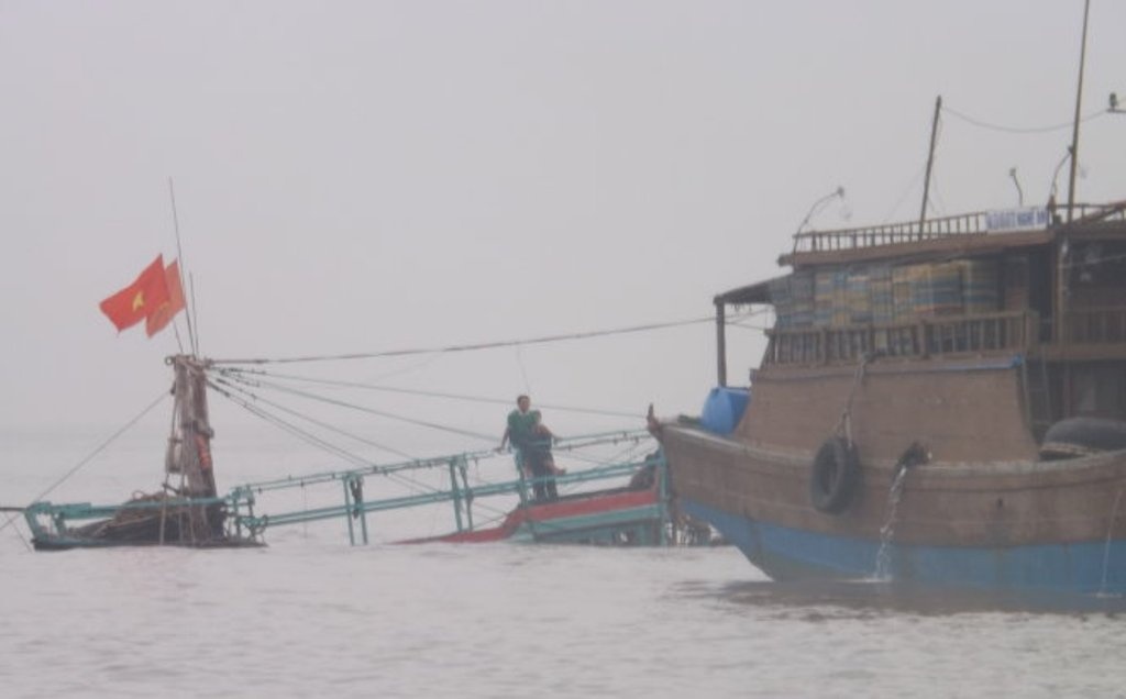 Va phai da ngam, mot tau ca cho 10 ngu dan chim giua bien hinh anh