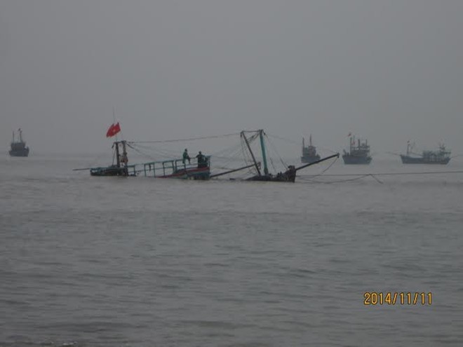 Con tàu gặp nạn đang được lai dắt vào bờ.