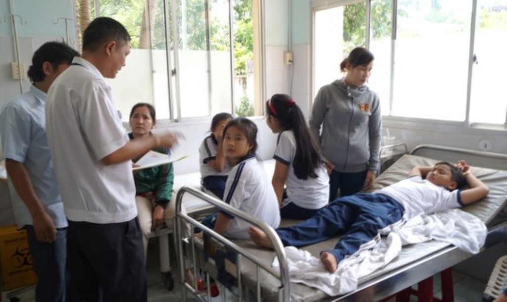 12 hoc sinh nhap vien sau khi tiem vac-xin hinh anh