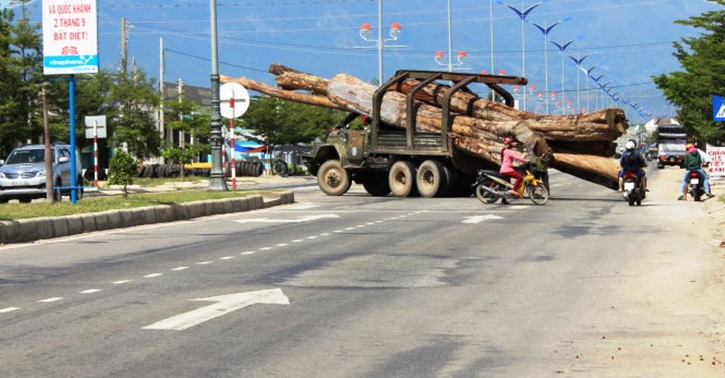 “Xe vua” chở gỗ khủng đang rẽ trái từ QL 1 vào điểm tập kết tại một cây xăng lúc 13h ngày 11/11.