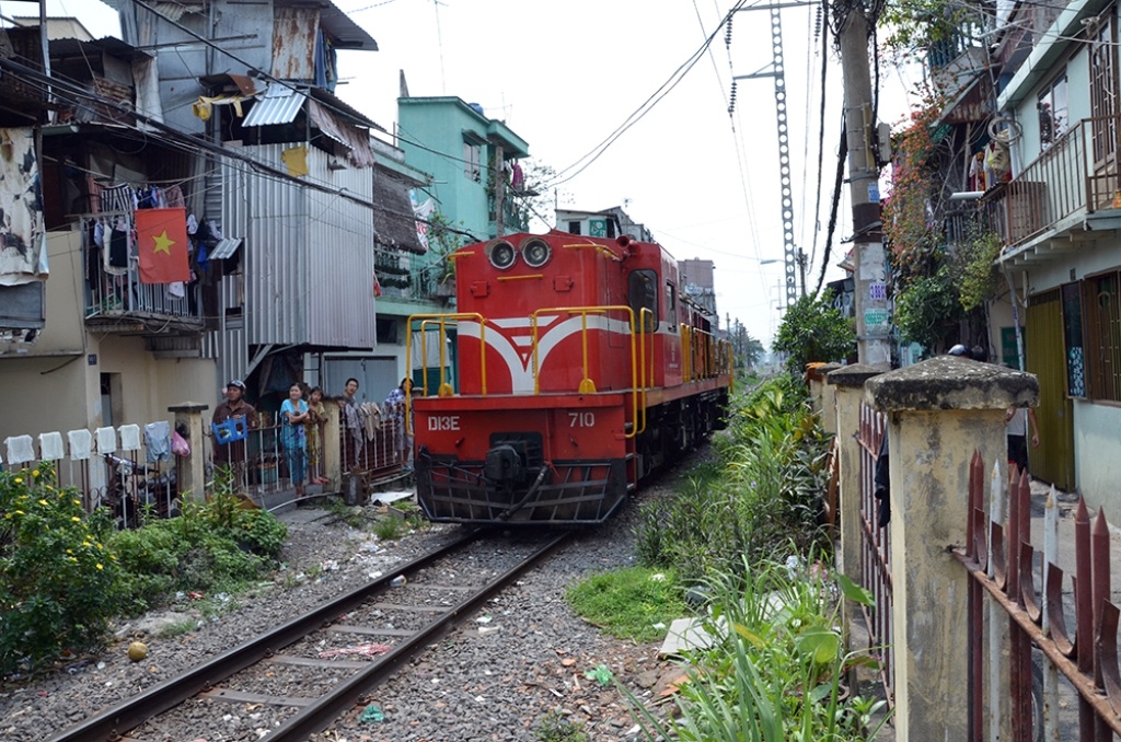 Lao vao doan tau tu tu, thi the khong con nguyen ven hinh anh