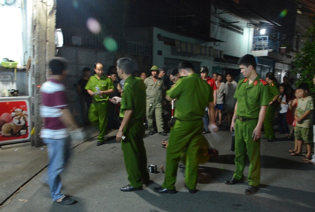 Công an khám nghiệm hiện trường, điều tra vụ án mạng.