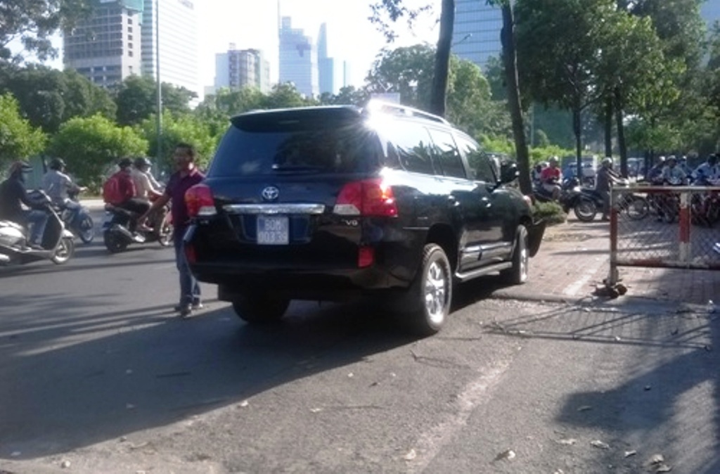 Hiện trường xe biển xanh leo lề đường, đâm vào gốc cây xanh.