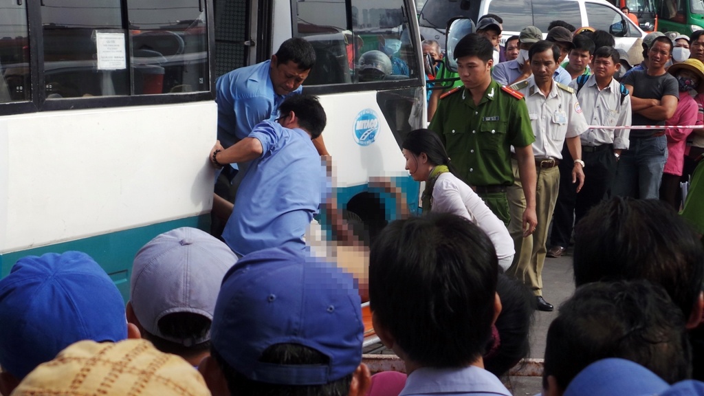 Tai xe tu vong tren xe khach o Sai Gon hinh anh