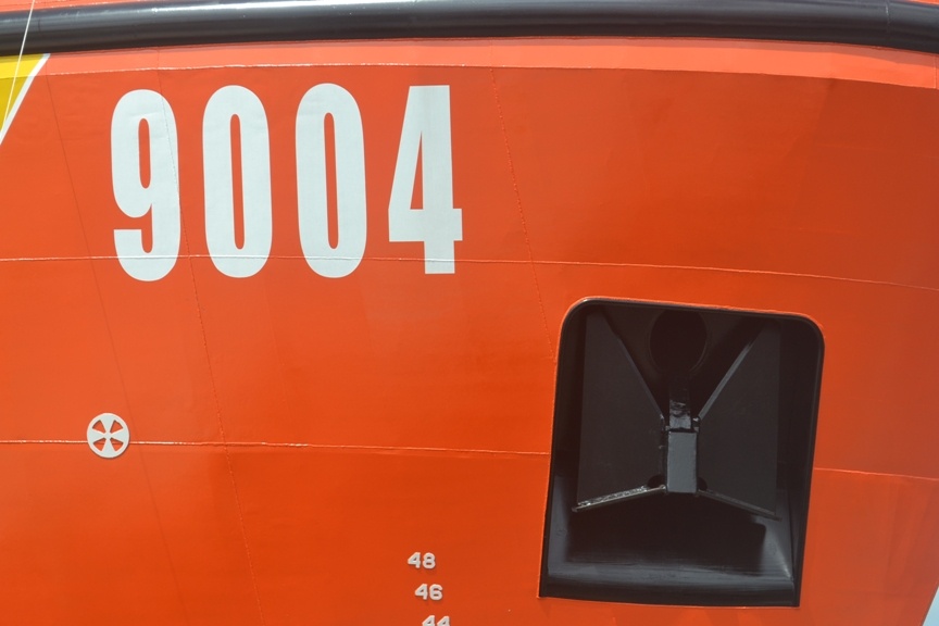 Mỏ neo của tàu được ẩn vào bên trong thân tàu để tránh va đập khi tác chiến trên biển.