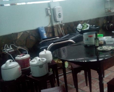 Mỗi chiếc nồi cơm điện là một bà mẹ vật vã đi tìm con.