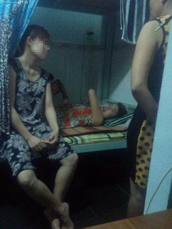 Sự đồng cảnh ngộ đã kéo các chị xích lại gần nhau hơn trong xóm trọ.