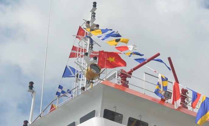 Bên cạnh đó, tàu 9004 còn có nhiệm vụ tham gia tìm kiếm cứu nạn trên vùng biển Việt Nam và quốc tế, cứu kéo các tàu bị nạn có lượng dãn nước đến 2200 tấn; thực hiện nhiệm vụ chuyển quân, chi viện hậu cần cho các lực lượng hoạt động trên biển đảo và các nhiệm vụ khác. Trong ảnh: Dàn đèn pha và hai chiếc vùi rồng phía trên của tàu.