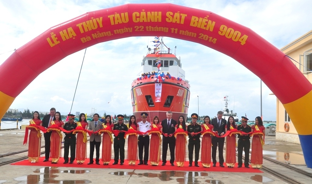 Tàu cảnh sát biển 9004 dài 90,5 mét, chiều rộng lớn nhất 14 mét, công suất hơn 12 ngàn mã lực. Theo thiết kế, tàu có khả năng chạy được trong điều kiện sóng gió cấp 9 đến cấp 12, thời gian làm việc liên tục trên biển 40 ngày đêm, tầm hoạt động 5.000 hải lý. Trong ảnh: Các đại biểu cắt băng hạ thủy tàu Cảnh sát biển.