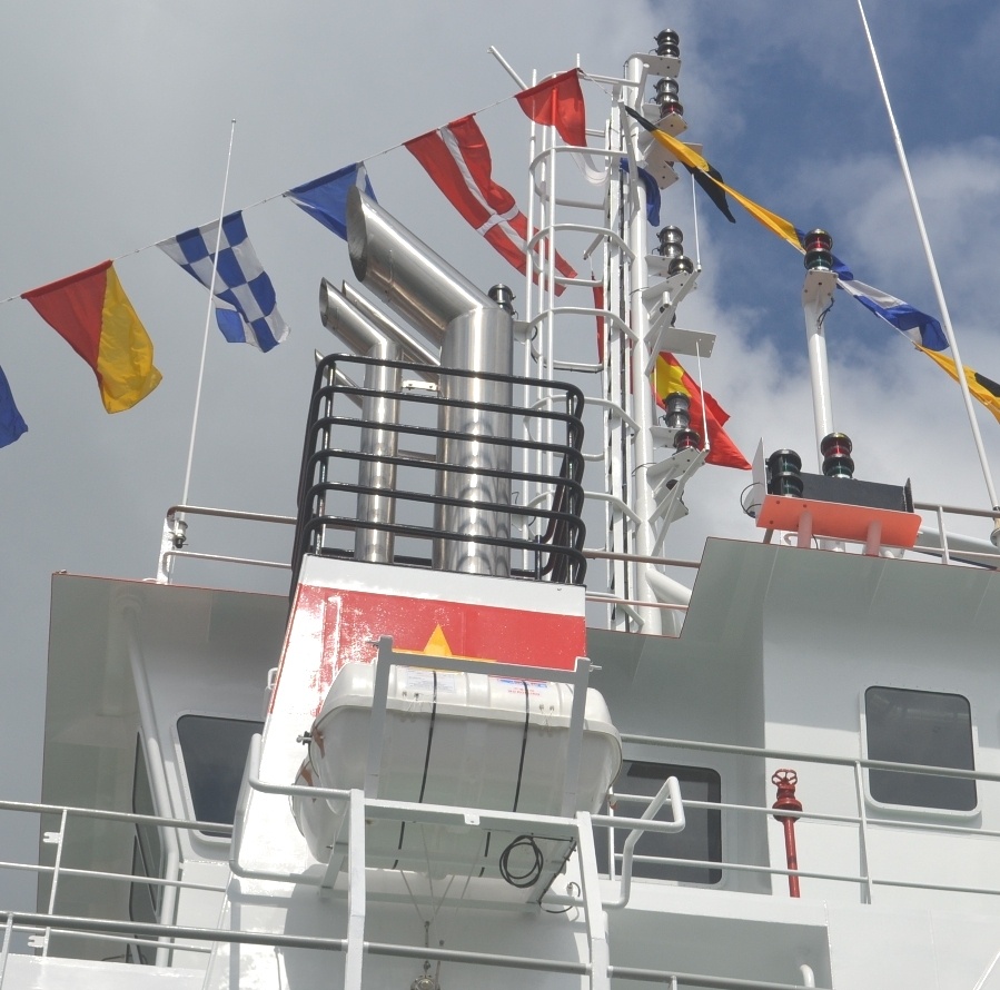  Phát biểu tại lễ hạ thủy tàu cảnh sát biển 9004, Thiếu tướng Nguyễ Quang Đạm nêu rõ việc hạ thủy tàu cảnh sát biển 9004 góp phần tăng cường năng lực cho đội tàu cảnh sát biển Việt Nam. Trong ảnh: Hệ thống phao cân bằng bên mạn phải của tàu.