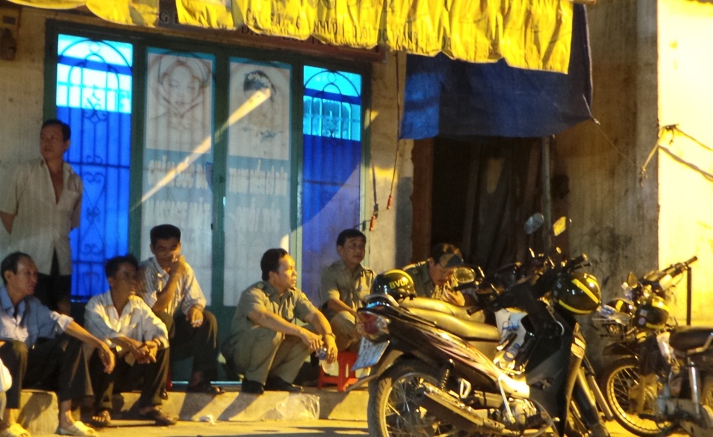 Con do bit mat dam chet 9X ngoi choi truoc cua nha hinh anh