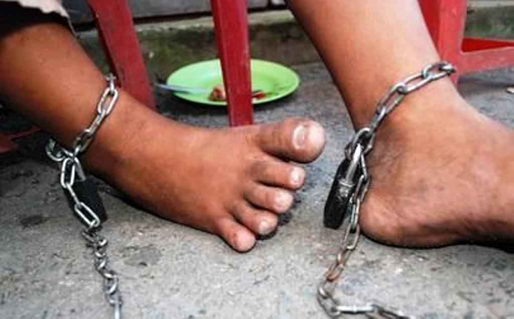 Be trai bi me lui dua sat nong vao hai chan hinh anh