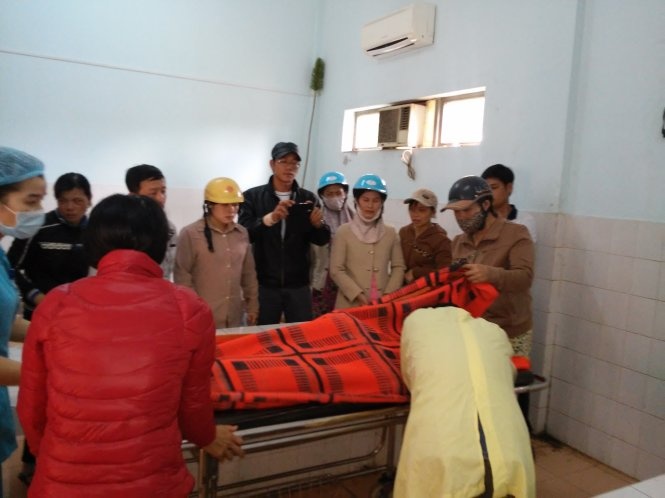 Thi thể chị Huyền được làm thủ tục để đưa về gia đình.