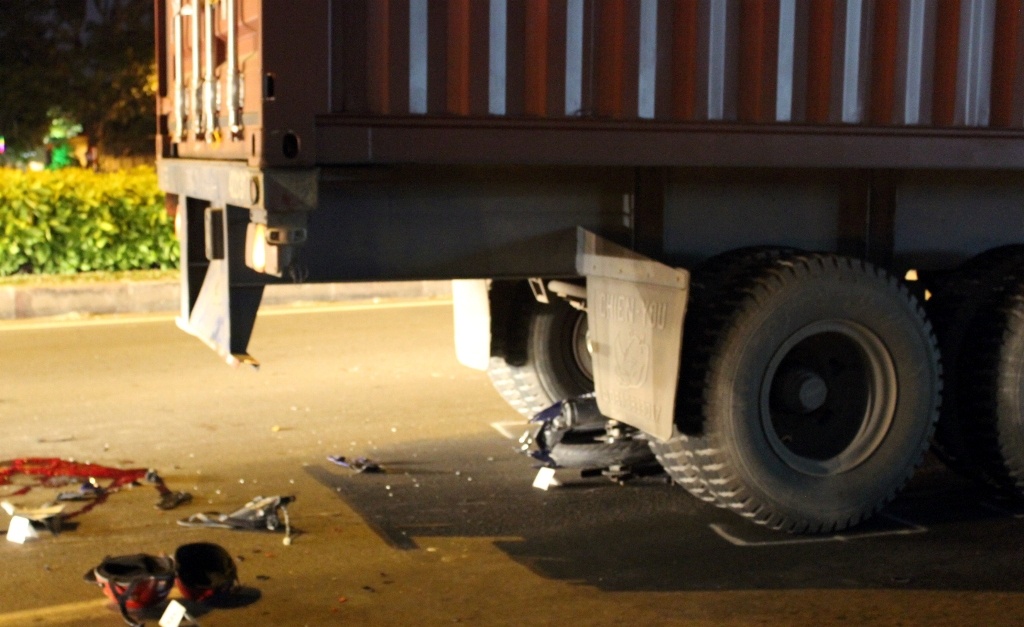 Phong nhanh tren lan oto, 2 thanh nien lao vao xe dau keo hinh anh