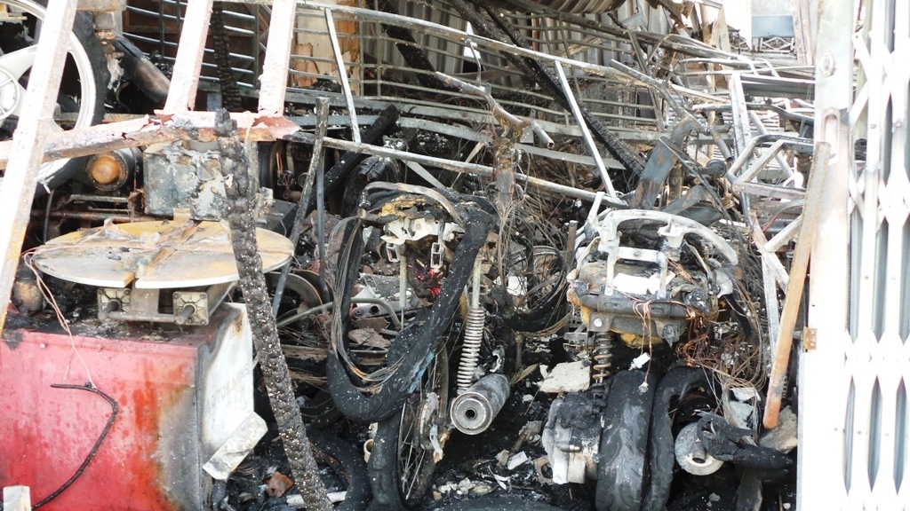 Tiem sua xe phat hoa roi do sap o Sai Gon hinh anh