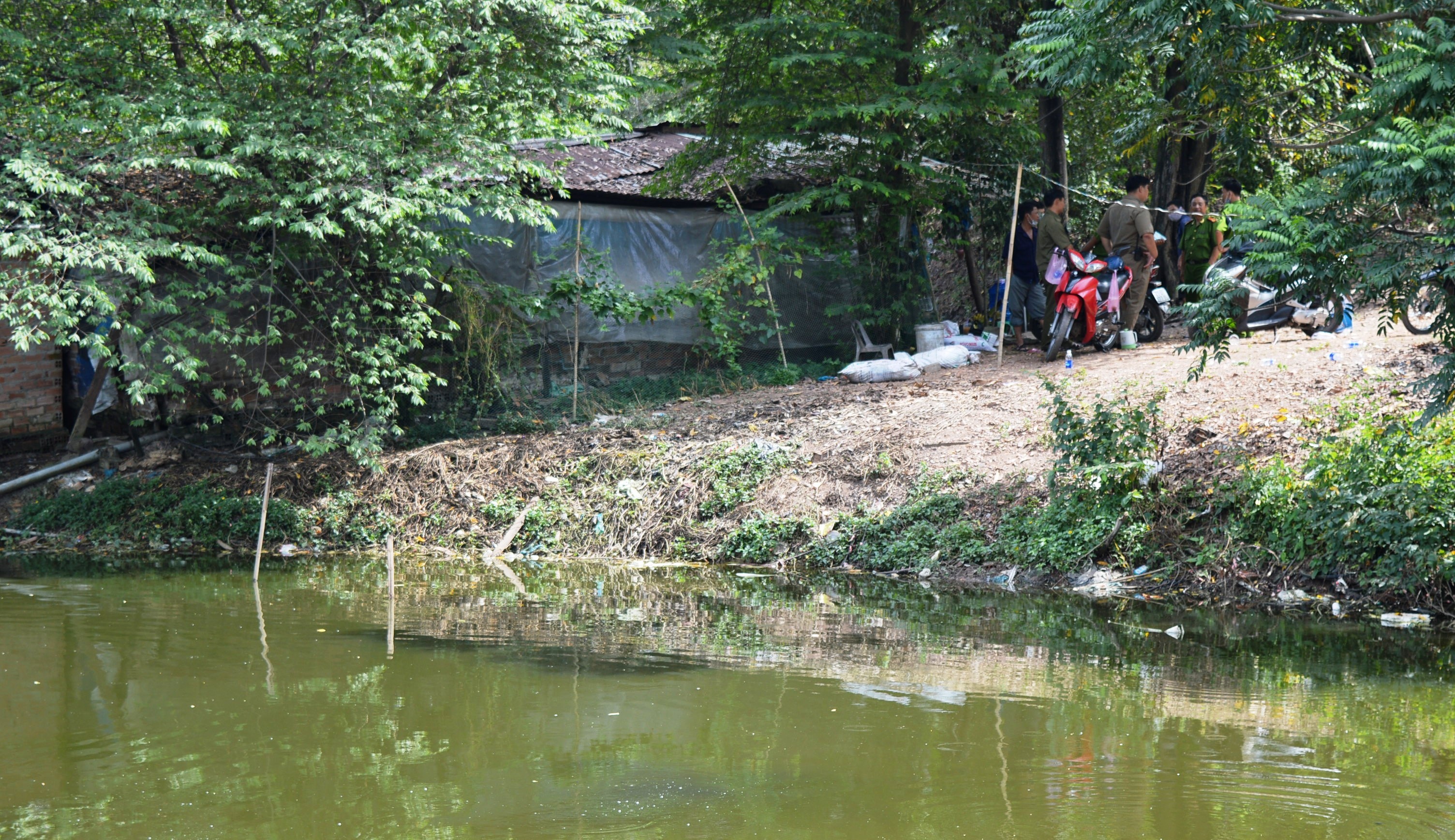 Phat hien xac nguoi trong ho 'tu than' o lang dai hoc hinh anh