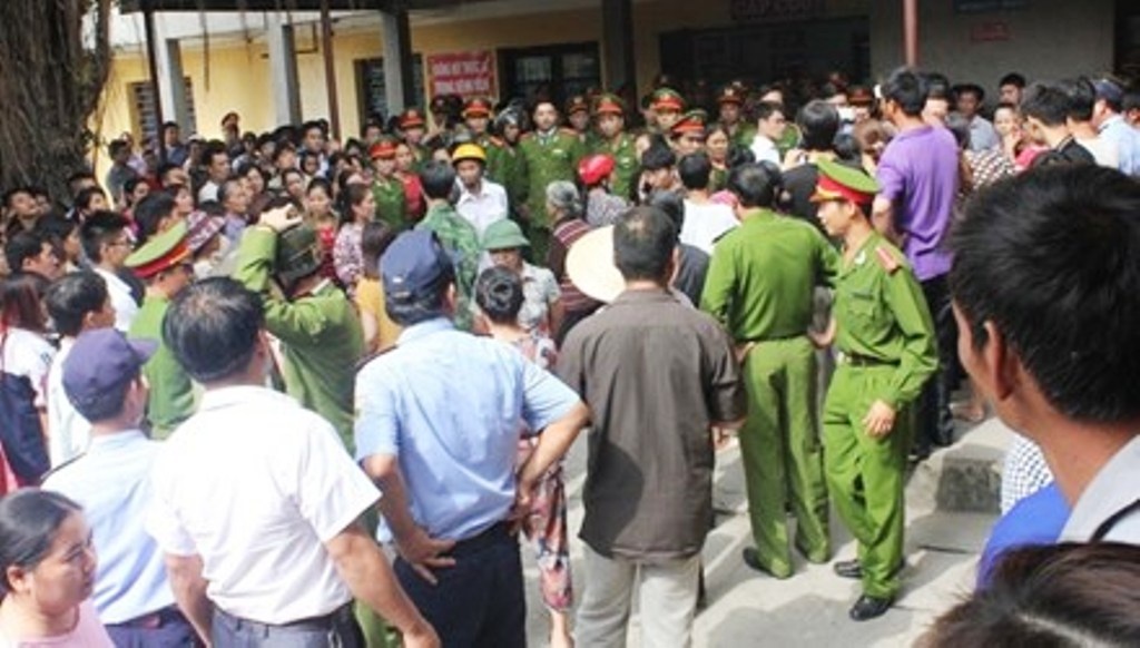 San phu tu vong bat thuong, nguoi nha 'bao vay' benh vien hinh anh