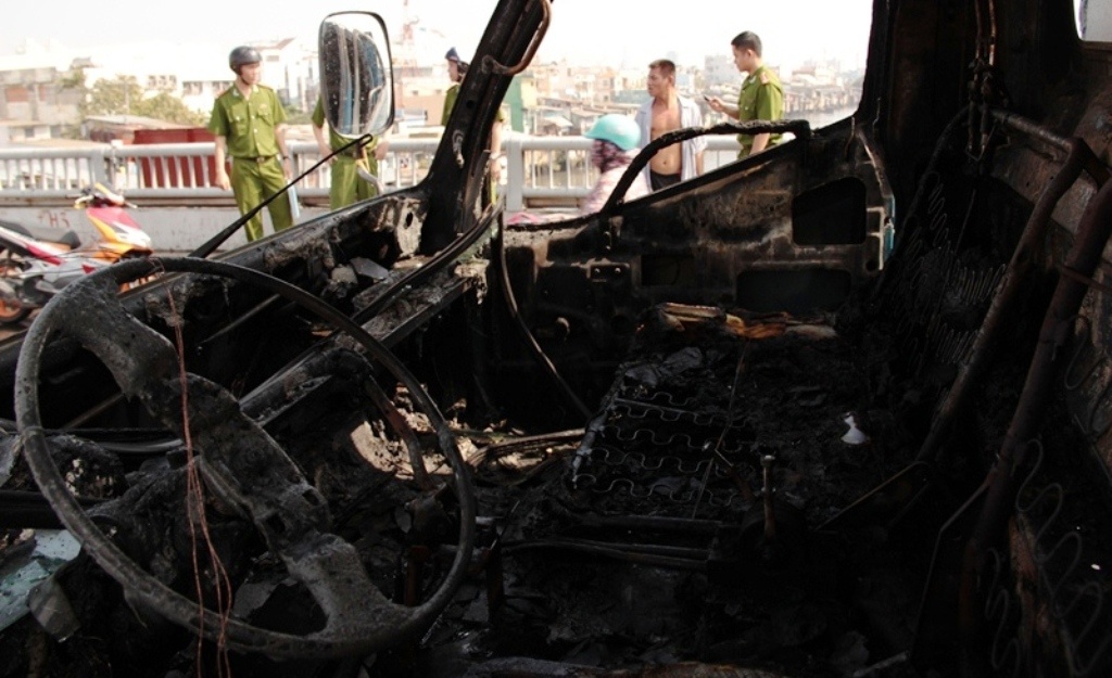 Xe ben boc chay tren cau, 2 nguoi thoat chet hinh anh