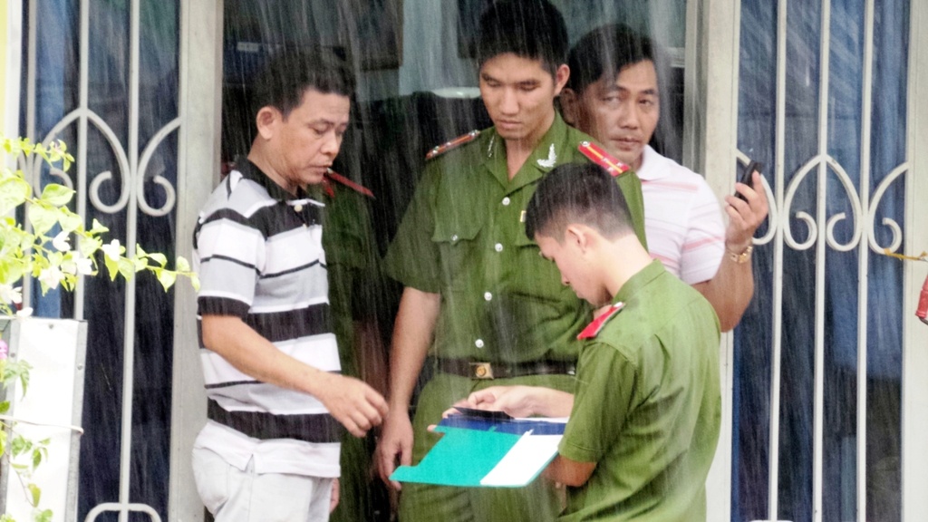 Cơ quan công an đang tiến hành khám nghiệm hiện trường, điều tra vụ việc.