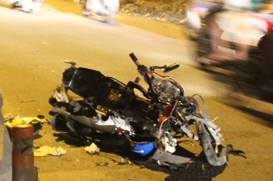 Xe may tong dai phan cach, hai nguoi thuong vong hinh anh