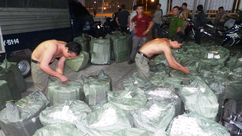 Bat gan 30.000 goi thuoc la lau tren xe tai hinh anh