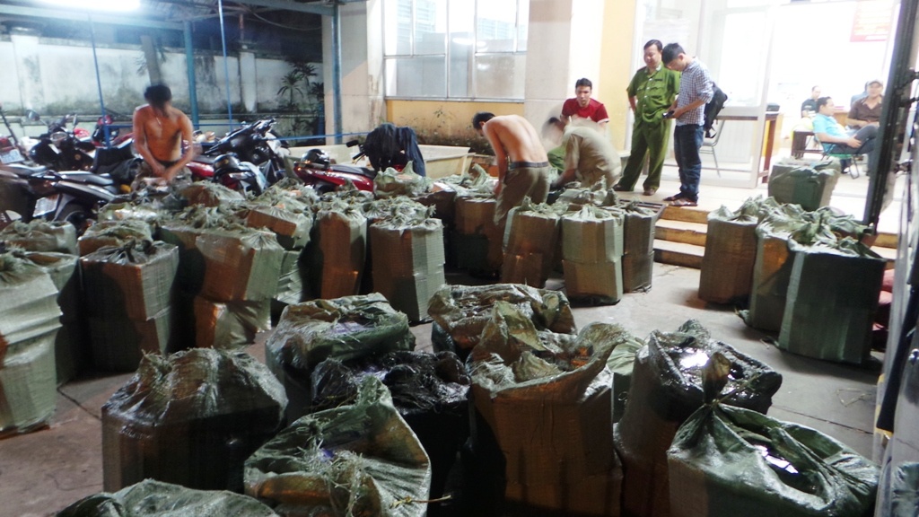 Số thuốc lá lậu bị bắt giữ đưa về trụ sở công an.