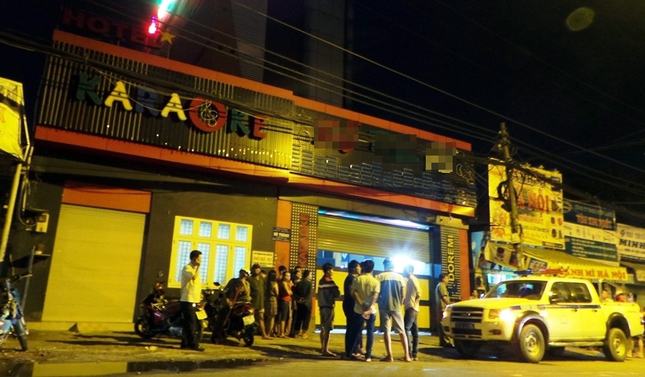 Công an tiến hành phong toả và khsm nghiệm hiện trường nơi nam thanh niên tử vong trong quán karaoke.