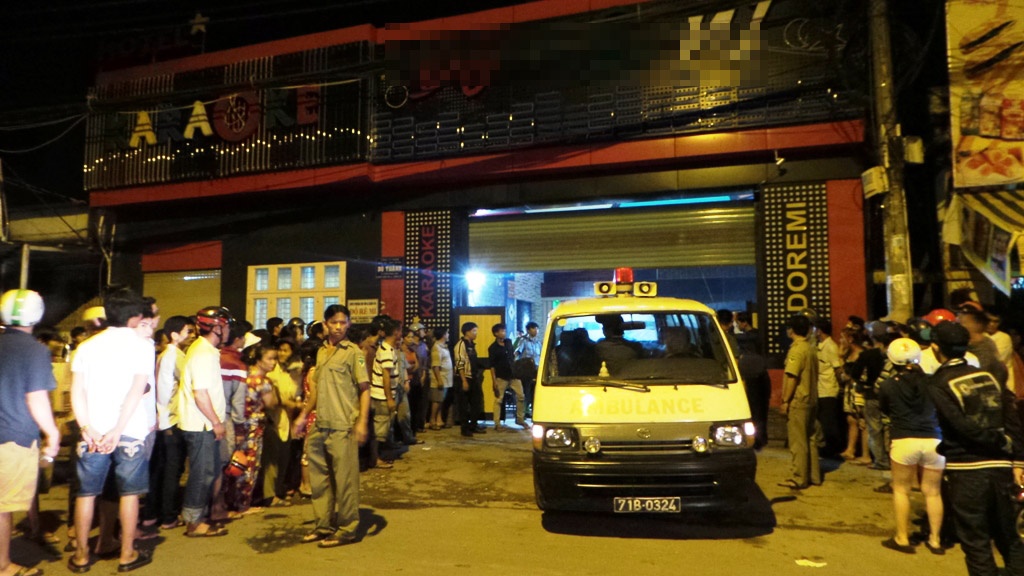 Nga trong ham thang may quan karaoke, thanh nien chet tham hinh anh