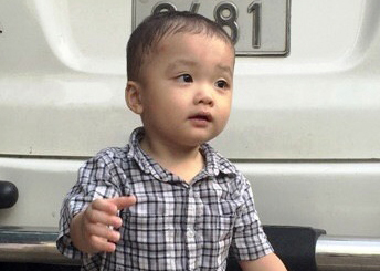 Be trai khoi ngo bi bo roi giua khuya tren taxi hinh anh