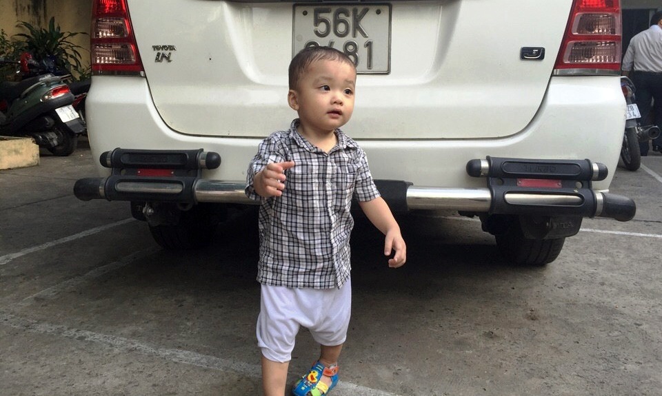 Bé trai bị bỏ rơi trên taxi được đưa về UBND phường 1 vào sáng 2/12.