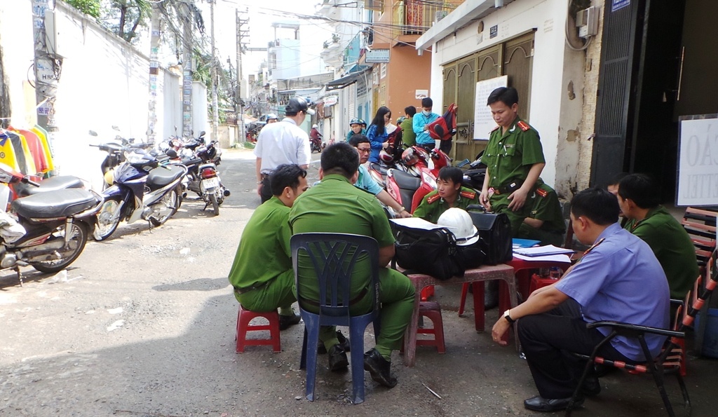 Lực lượng chức năng đang phong toả hiện trường, khám nghiệm điều tra vụ việc.