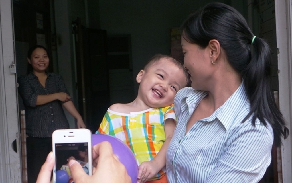 Bé Bo cười đùa với mọi người xung quanh vào sáng 3/12.