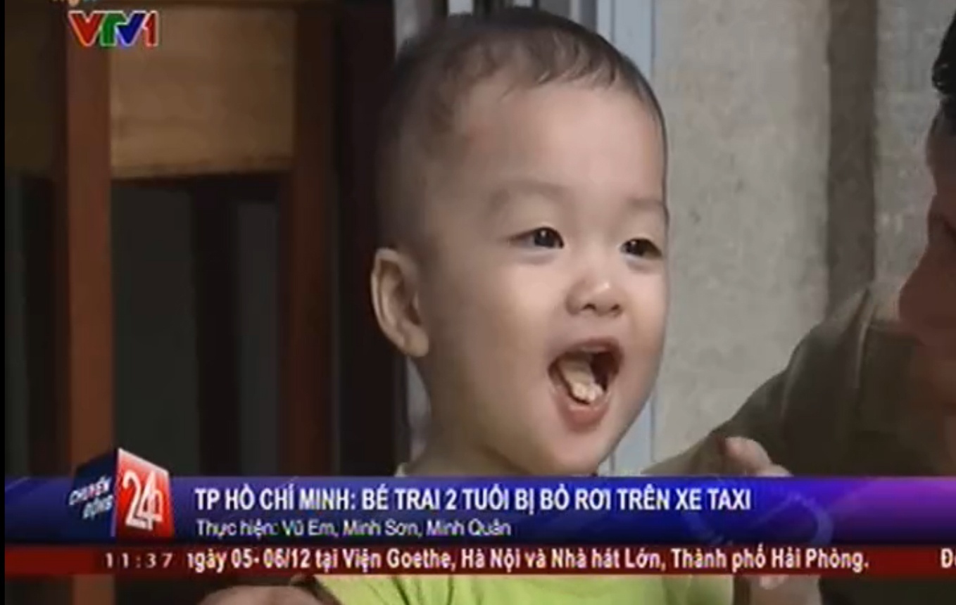 VTV: Be trai 2 tuoi bi bo roi trong dem tren taxi hinh anh