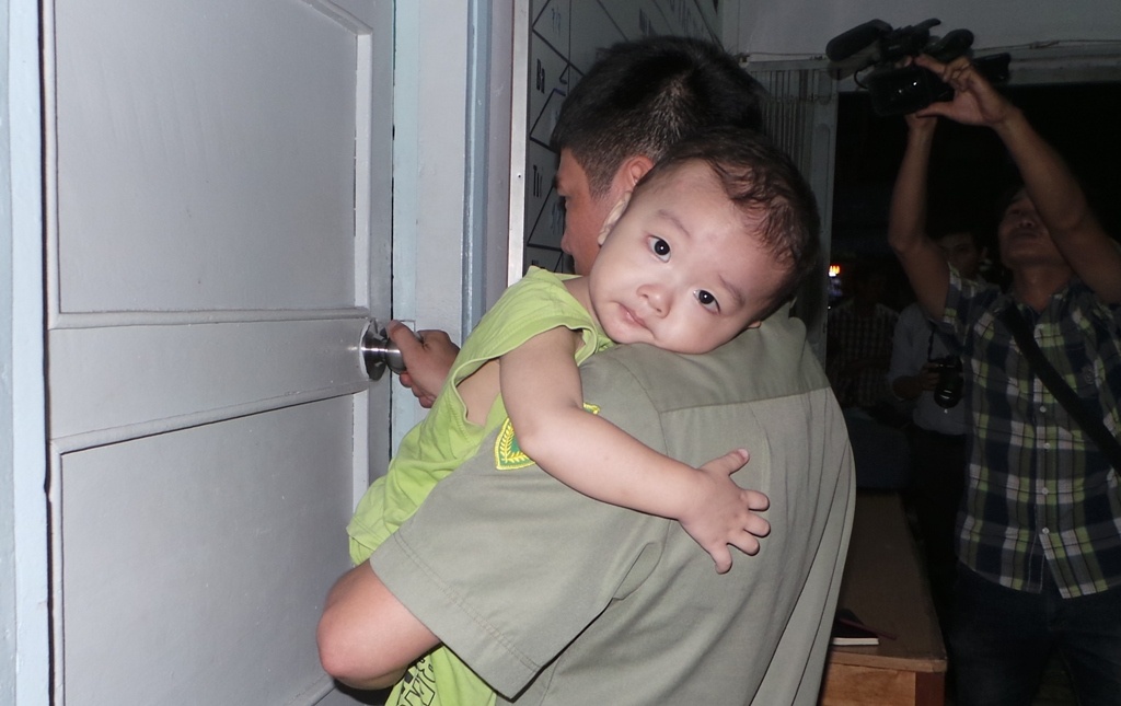 Hiện bé trai đang được giao cho một nữ cán bộ của phường 1, quận 8 chăm sóc, nuôi dưỡng đến khi mọi vấn đề liên quan được giải quyết