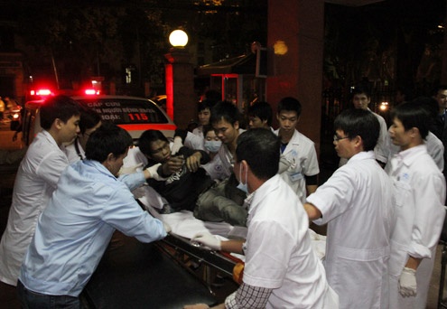 Hop suc pha cua giai cuu 5 nguoi keu la trong dam chay hinh anh