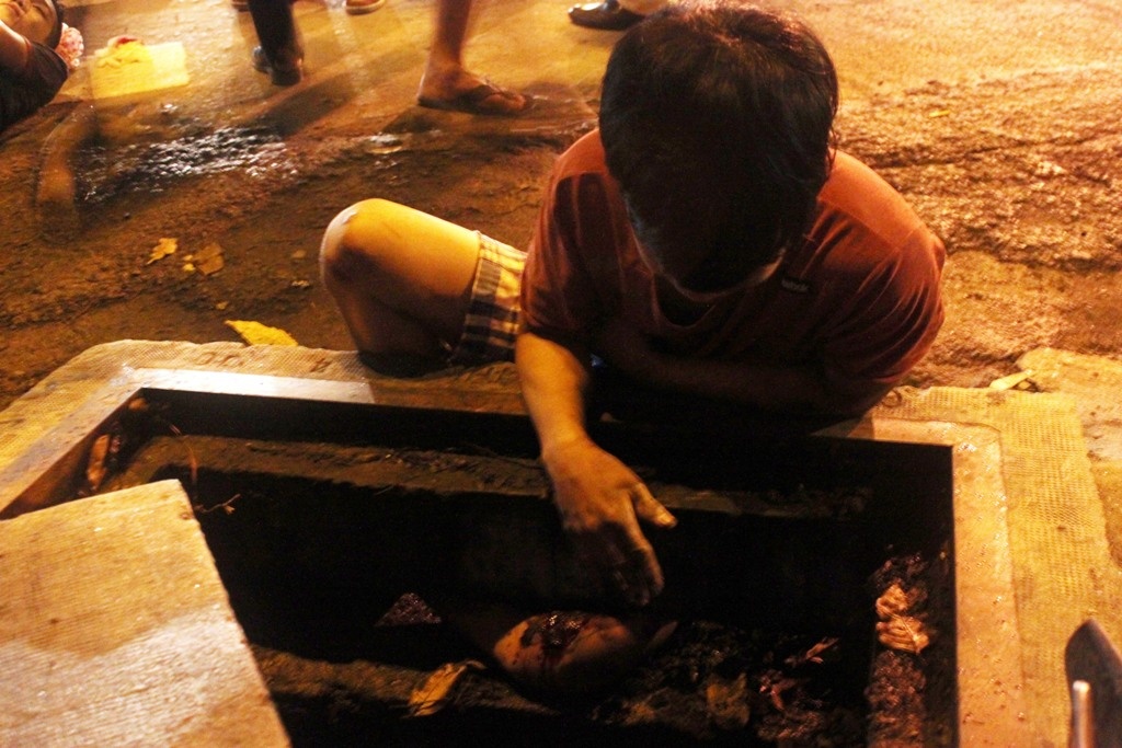 Thanh nien dinh chat vao mieng cong hi huu o Sai Gon hinh anh